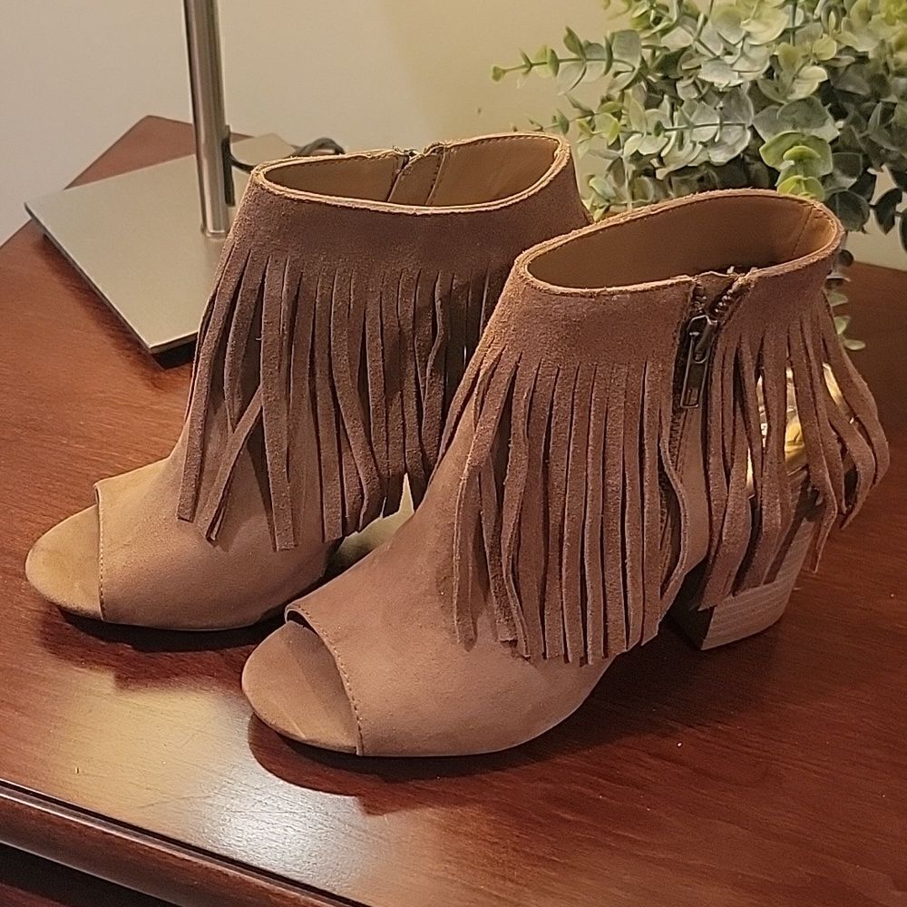 Carlos Santana suede fringe high heeled booties peep toe size 6.5